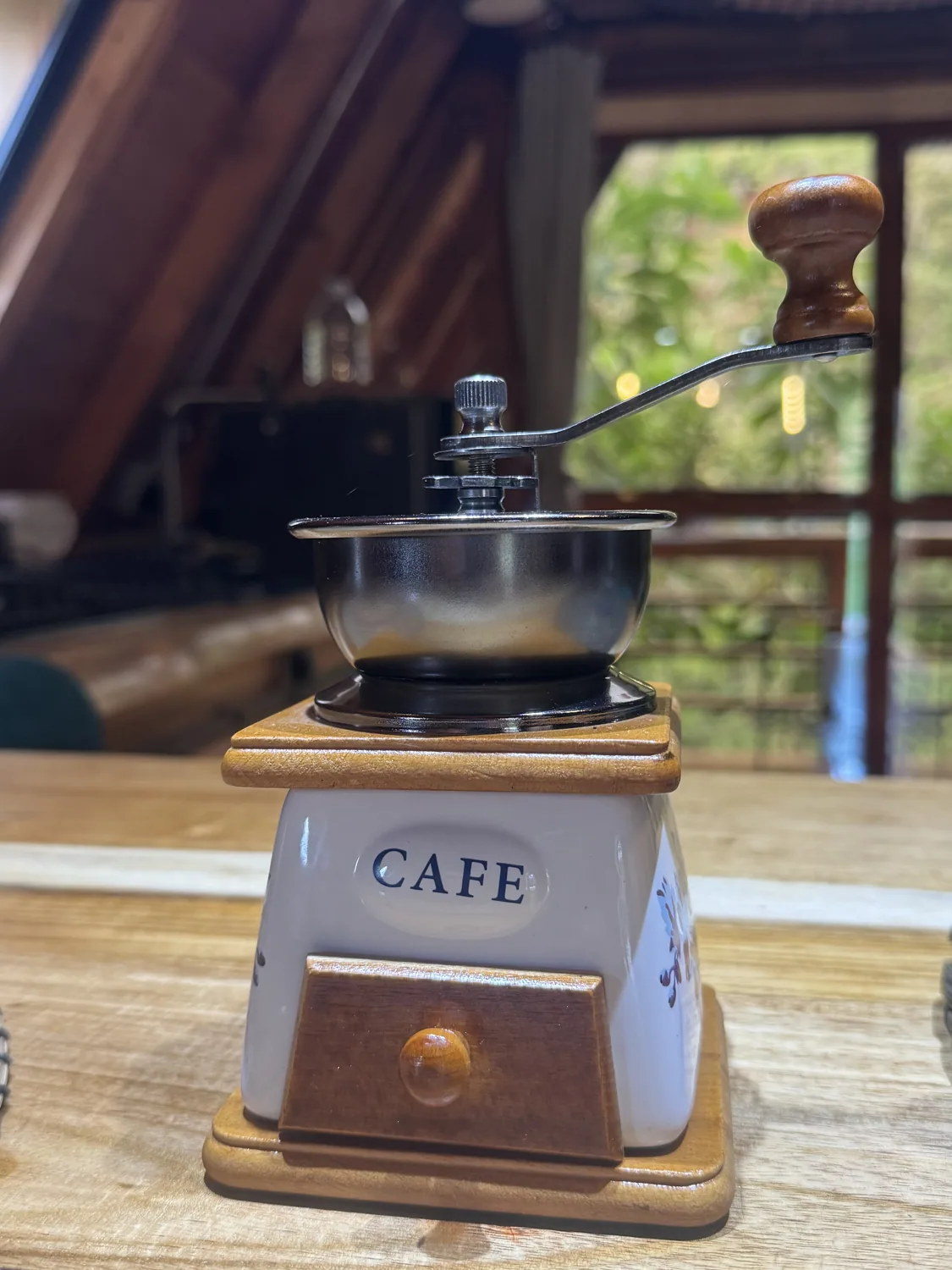 Café preparado para disfrutar en la cabaña