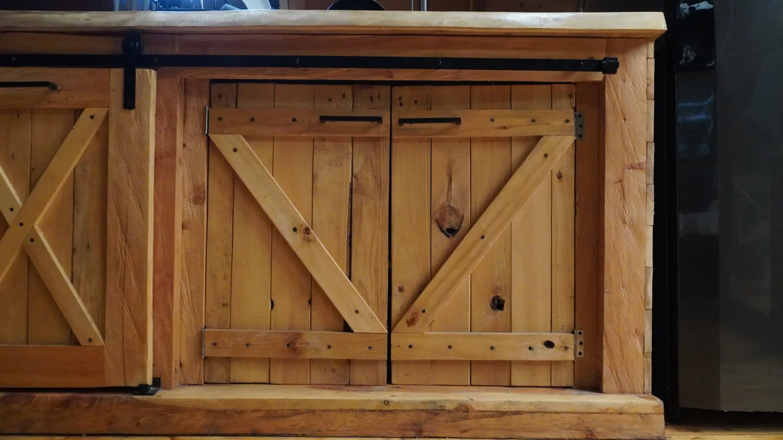 Detalle de las puertas de madera de los gabinetes de cocina