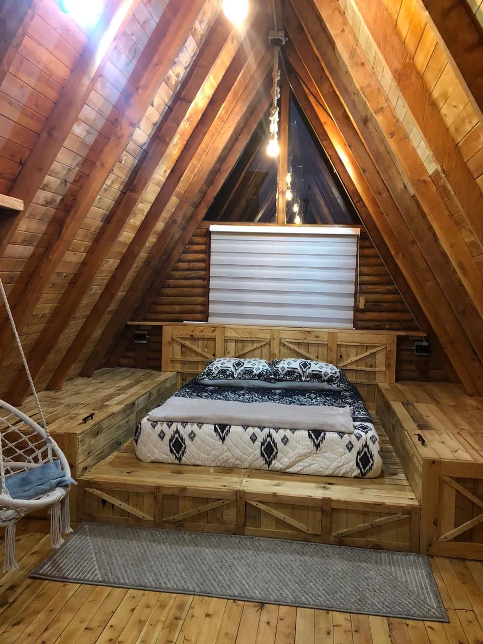 Habitación de Maderalia con acabados de madera y cama Queen