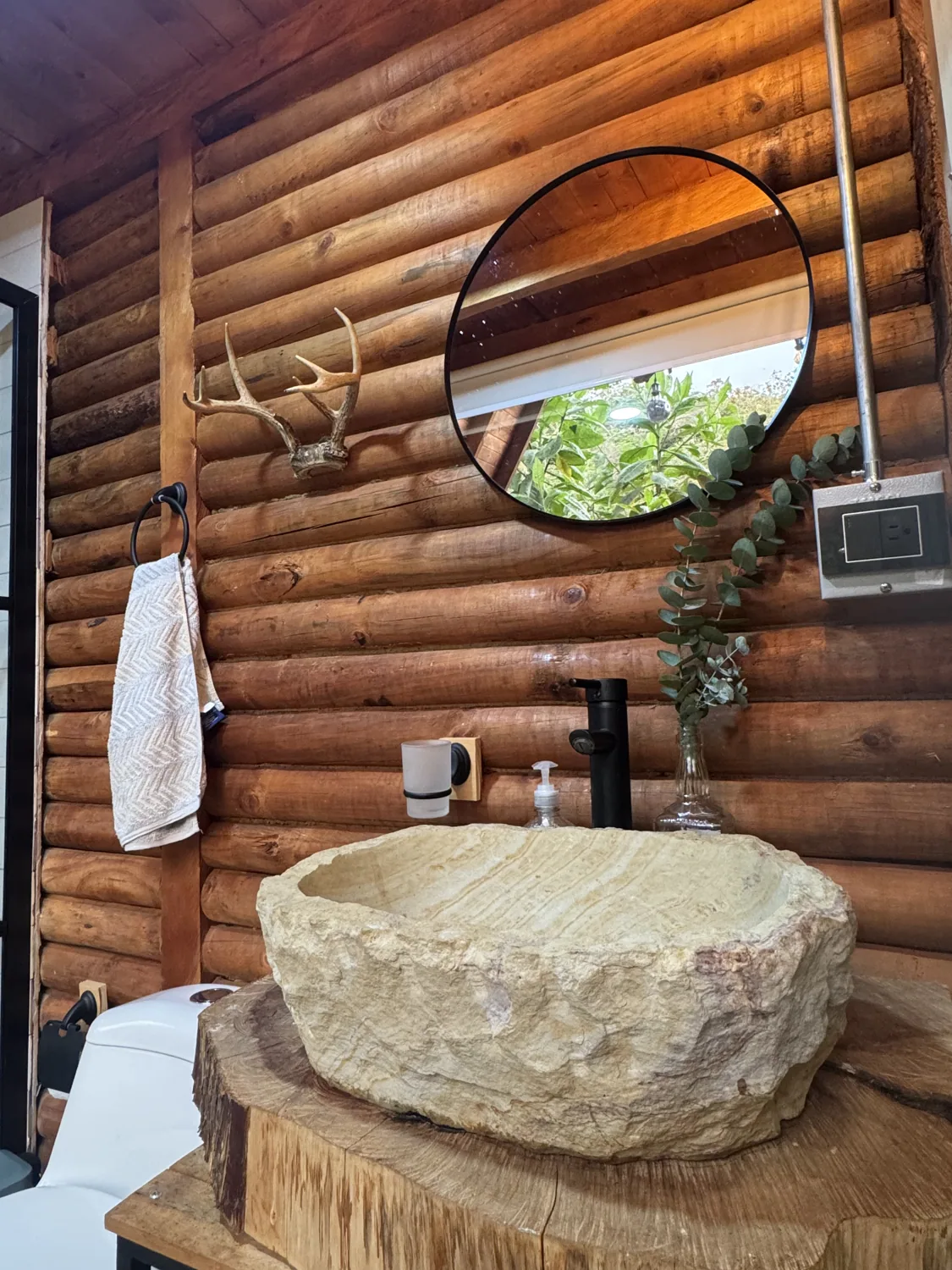 Lavamanos de piedra y detalles naturales del baño de Maderalia