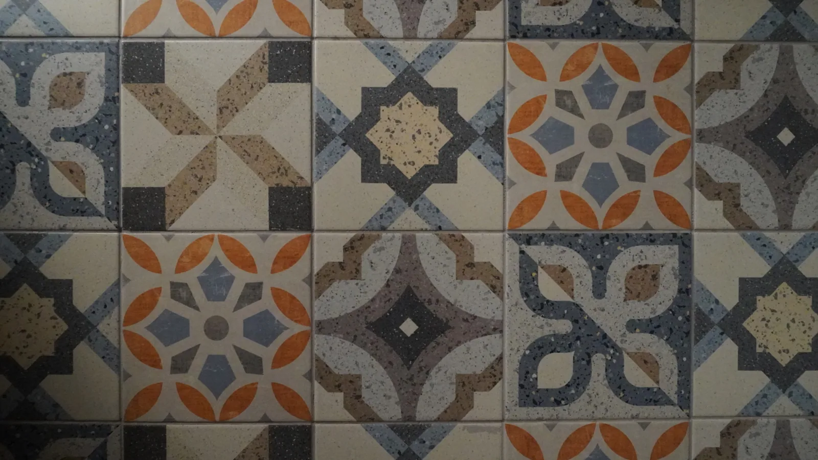 Detalle de los mosaicos geométricos del baño de Maderalia
